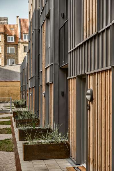 Steel profiles and wood united on the façade of modern homes in Aalborg, Badehusvej 1, 9000 Aalborg